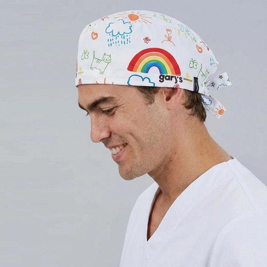 Gorro Cirúrgico com Tiras Todo Vai Ficar Bem-Arco - íris-UD-RAG-Tailors-Fardas-e-Uniformes-Vestuario-Pro