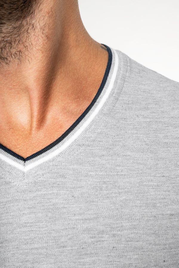 T-shirt de homem em malha piqué com decote V-RAG-Tailors-Fardas-e-Uniformes-Vestuario-Pro