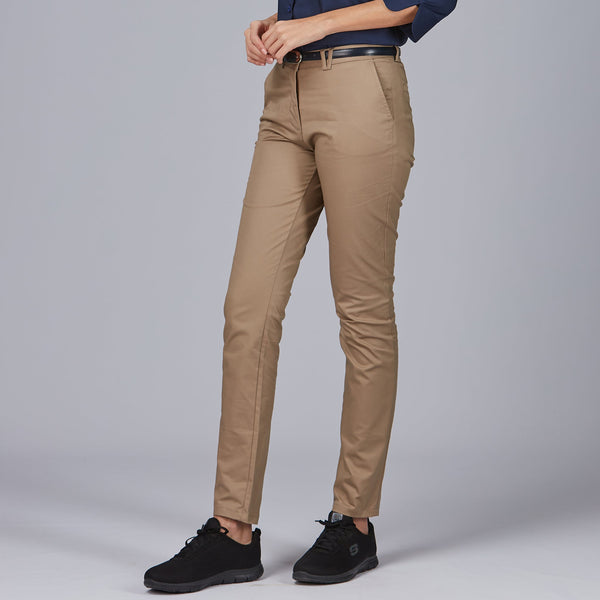 Calça Chino Feminina Alessa-Camel-151-36-RAG-Tailors-Fardas-e-Uniformes-Vestuario-Pro